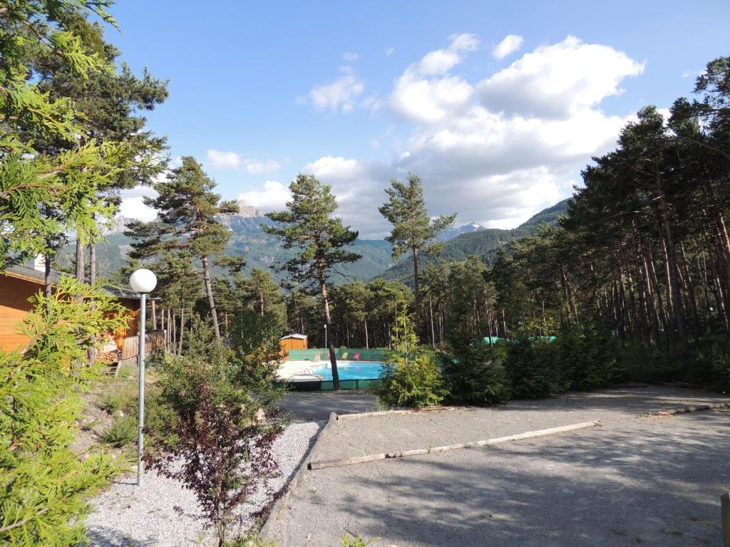 Parc Residentiel De Loisir : Le Loup Blanc Du Riou Hotel Barcelonnette Ngoại thất bức ảnh